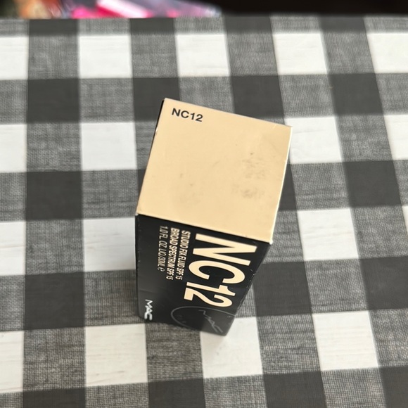 MAC Cosmetics NC12 Studio Fix Fluid SPF 15 Foundation - Picture 4 of 9